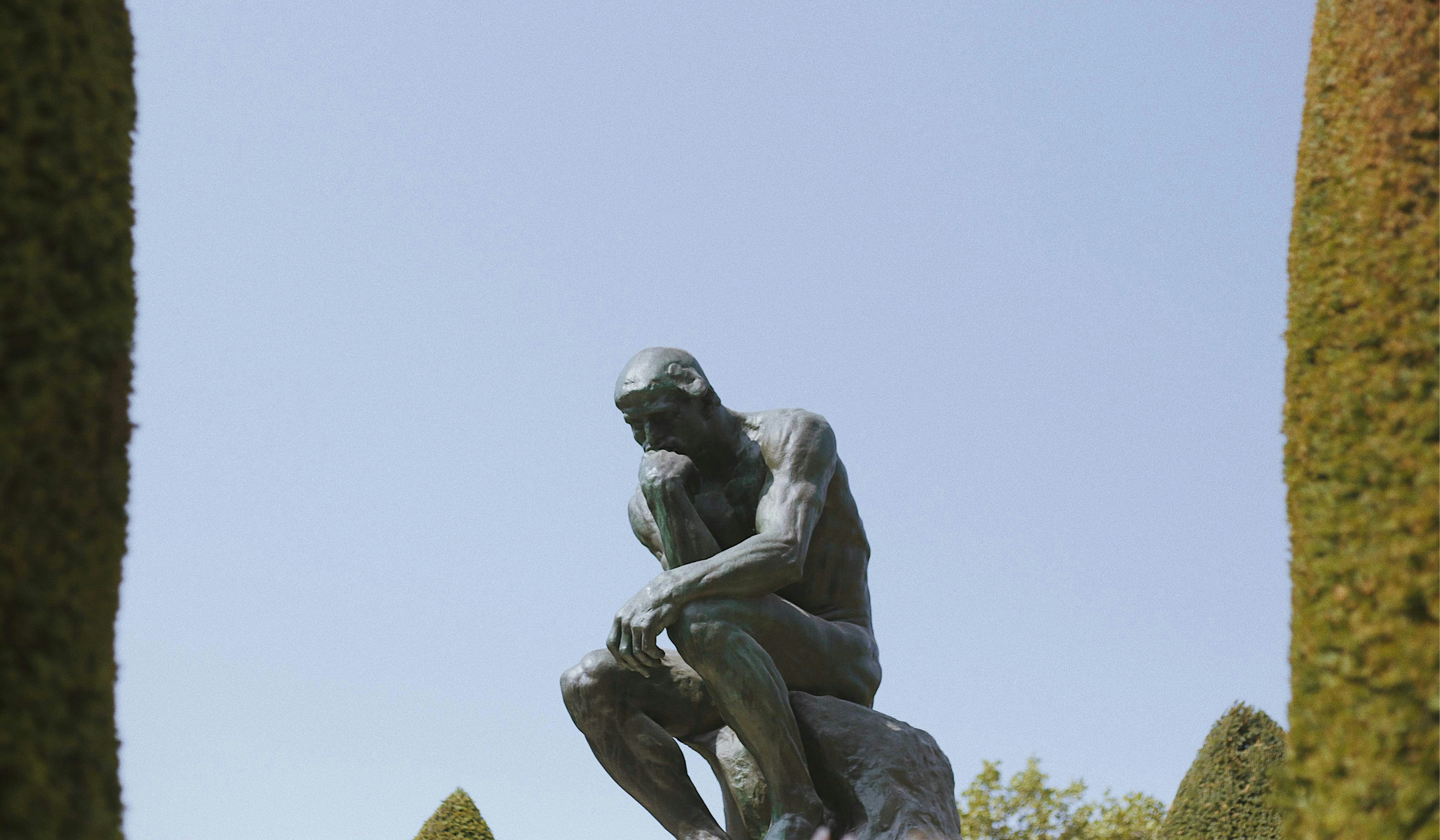 Statuie contemplativă folosită ca imagine pentru un articol despre marketing